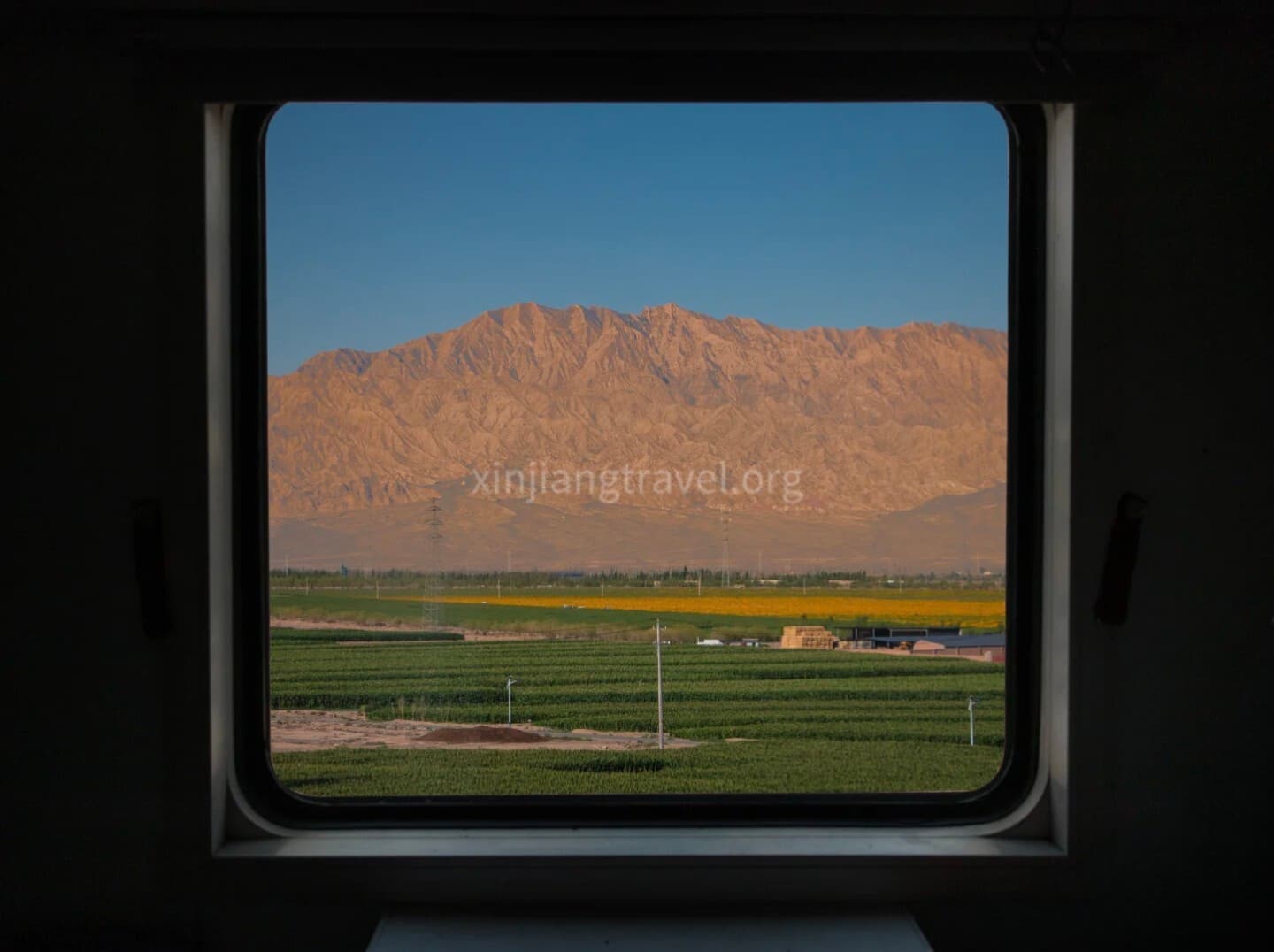 xinjiang-tourist-train-view-01