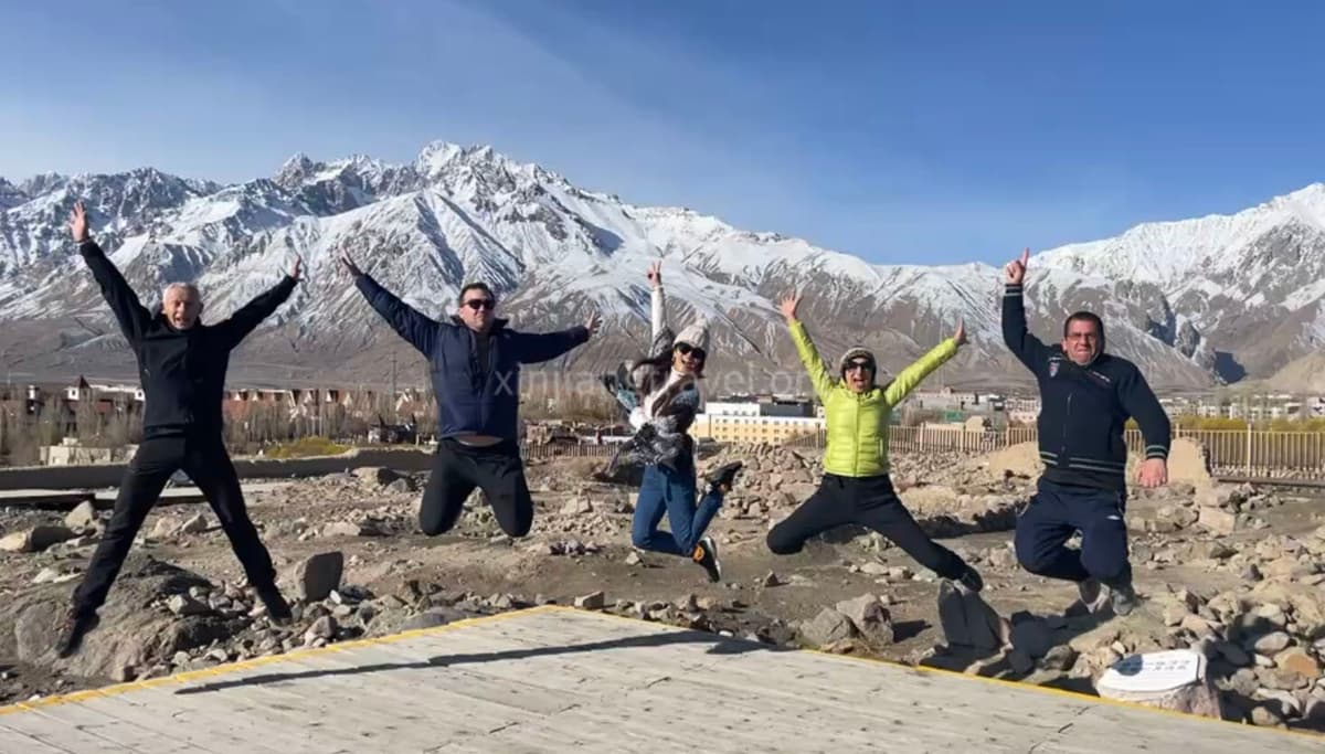 travelers-in-pamir-plateau.jpg
