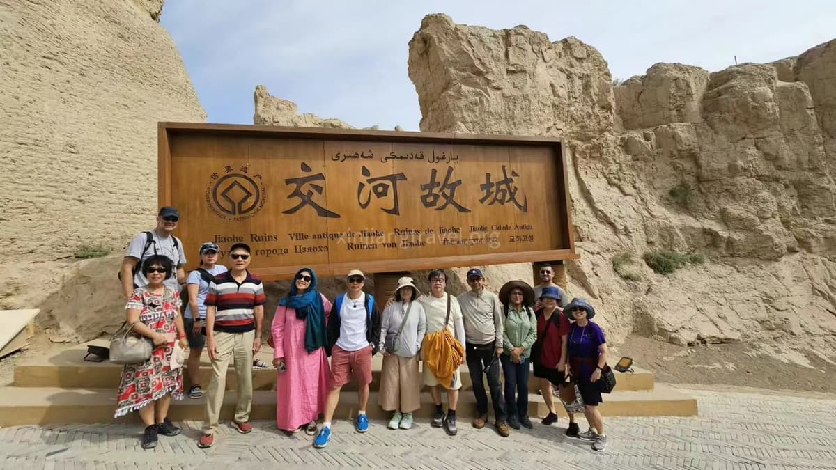 travelers-in-jiaohe-ruins.jpg