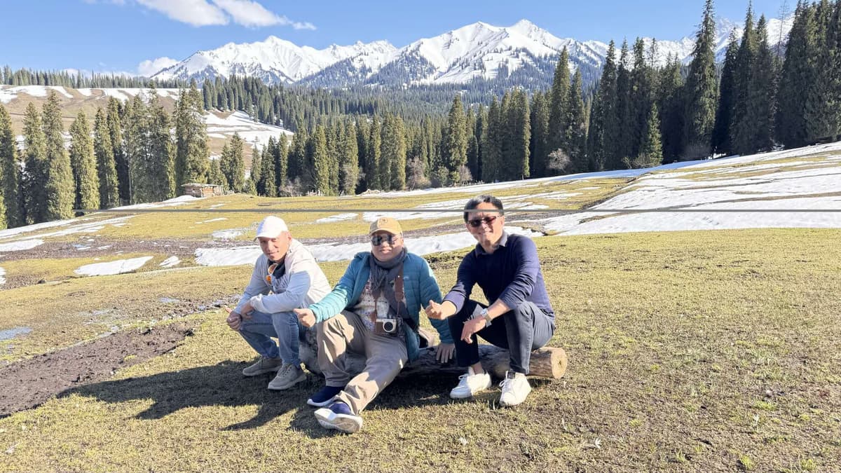 travelers-in-xinjiang.jpg travelers-in-xinjiang.jpg