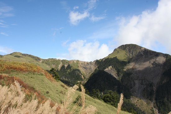 The-Swallow-Mountain-in-Wushi-1